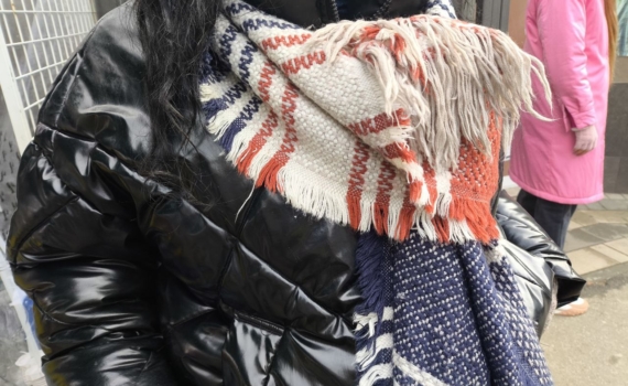 Стильный зимний образ: почему шарф в тон верхней одежды — must-have этого сезона