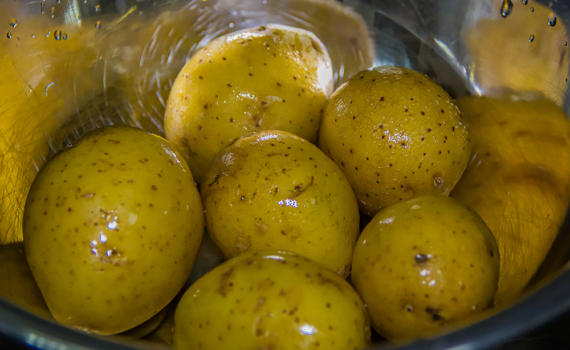 Эта хитрость опытных дачников увеличит урожай картофеля в два раза: от проращивания до окучивания Эта хитрость опытных дачников увеличит урожай картофеля в два раза: от проращивания до окучивания